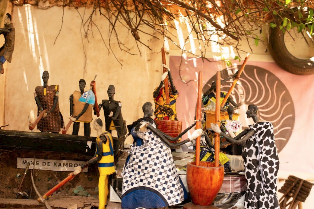 Illustration. Le Clignoteur. Kunstenfestivaldesarts 2025.  Congo - traces, parcours et souvenirs + Way of an Object. © Lylia Katanga. 2025-05-10